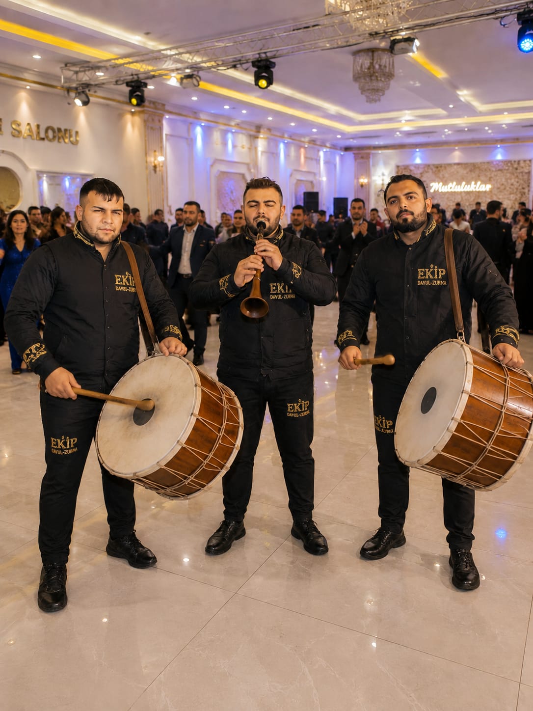 Geleneksel davul zurna kültürünü güçlü sahne enerjisiyle birleştiren profesyonel organizasyon ekibiyle özel günlerinizi canlandırın